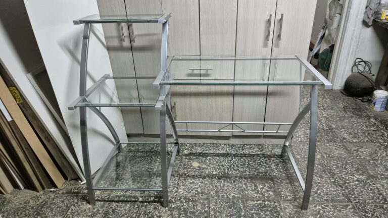 ESCRITORIO METALICO VIDRIOS TRANSPARENTES
